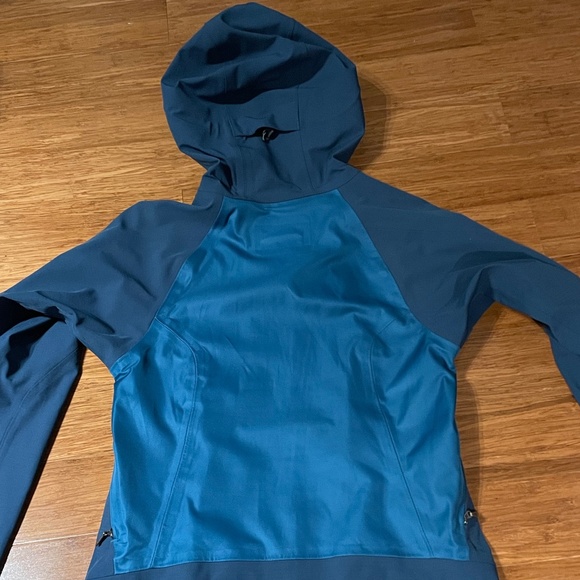 Women's xs REI waterproof jacket - Picture 3 of 3